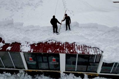 Vatandaşlar zarar görmesin diye çatılarda temizlik mesaisi başladı