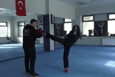 Vücut geliştirmek için gittiği salonda kick boksla tanıştı, 5 ay sonra Ünilig’de 3. oldu
