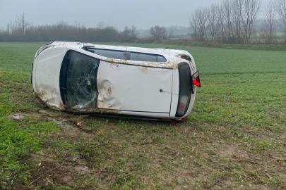 Yağışlı havada sürücüsünün kontrolünden çıkan otomobil tarlaya uçtu