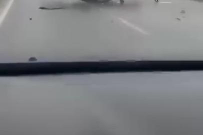 Yağışlı yolda makas atan otomobil tepetaklak oldu