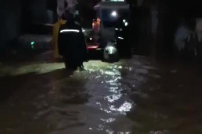 Yağmur sonrası su basan evlerde mahsur kalanlar kurtarıldı