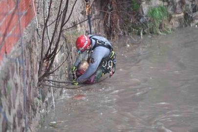 Yağmur suları yükseldi, çayda mahsur kalan vatandaşı itfaiye kurtardı