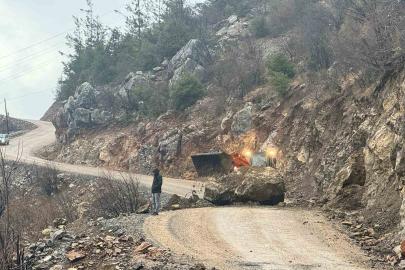 Yamaçtan kopan kaya yola düştü