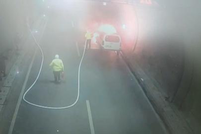 Yanan aracı trafik polisleri söndürdü