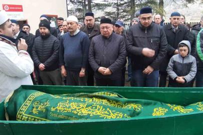 Yanan evinin önünde kedisine sarıldığı fotoğrafla tanınan Ali Meşe son yolculuğuna uğurlandı