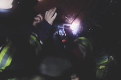 Yangın çıkan toprak evde kısmi çökme meydana geldi