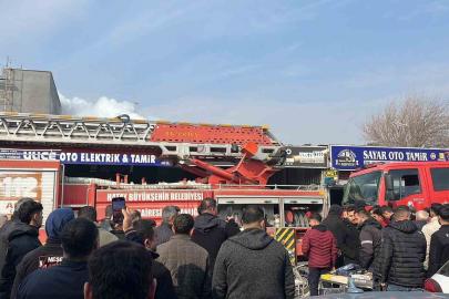 Yangını cep telefonuyla görüntülemek için birbirleriyle yarıştılar