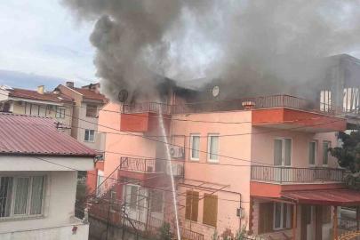 Yaşlı adam alevlerin arasında çıkarıldı