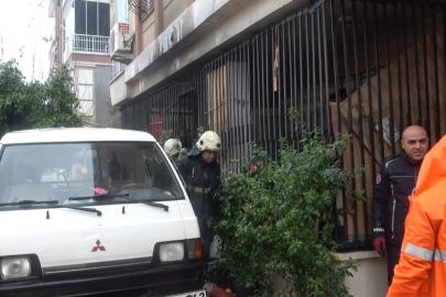 Yaşlı adamı komşuları evden çıkardı, yangın ucuz atlatıldı