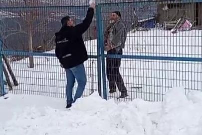 Yaşlı kadının ilaçları, yolu karla kaplanan mezraya kepçeyle ulaştırıldı