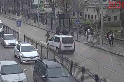 Yaya geçidinden geçerken araç çarptı