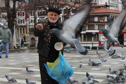 ’Yemci Dede’ 20 yıldır sokaklardaki güvercinleri beslemeden kahvaltı yapmıyor
