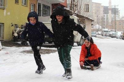 Yeni yılın ilk gününde kar neşesi: Çocuklar sokaklara döküldü