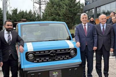 Yerli üretim elektrikli araca, Bakan Bolat hayran kaldı