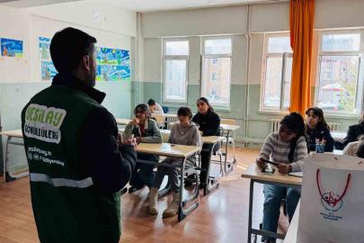 Yeşilay okullarda bağımlılıkla mücadele eğitimlerine devam ediyor