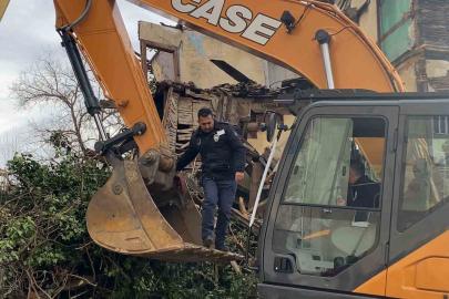 Yıkım sırasında Türk bayrağı hassasiyeti