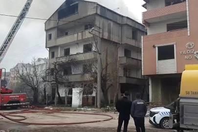 Yıkımı süren binanın çatı katında yangın çıktı