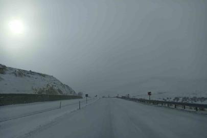 Yoğun kar ilçeyi esir aldı, Kayseri-Malatya yolu trafiğe kapatıldı
