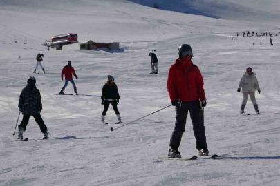Yoğun kar yağışı Abalı Kayak Merkezi’ni yeniden hareketlendirdi