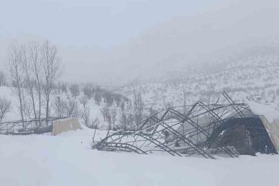 Yoğun kar yağışına dayanamayan halı sahanın demirleri çöktü