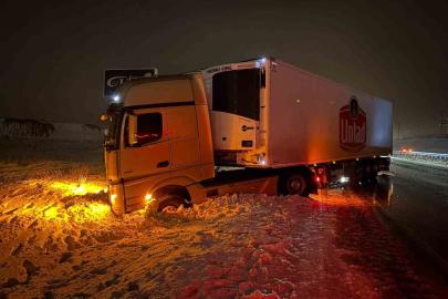Yol buzlandı, tırlar makasladı