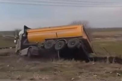 Yol kenarına devrilen kamyonun sürücüsü yaralandı