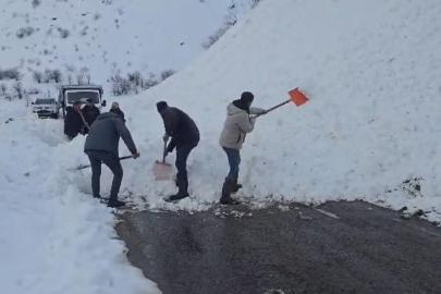 Yola düşen çığı vatandaşlar küreklerle kaldırdı