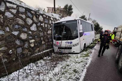 Yolcu midibüsü kazazede aileye çarptı: 1 ölü, 3 yaralı