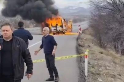 Yolcu minibüsü alev topuna döndü