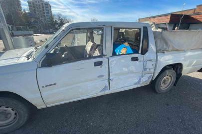 Yolcu minibüsü ile kamyonetin çarpıştığı kaza kameraya yansıdı