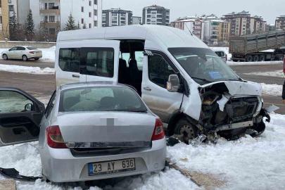 Yolcu minibüsüyle otomobil çarpıştı: 4 yaralı