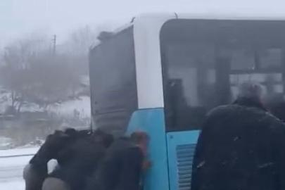 Yolda kalan yolcu otobüsünün yardımına vatandaşlar yetişti