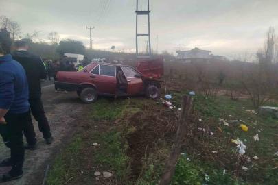 Yoldan çıkan otomobil elektrik direğine çarptı: 2 yaralı