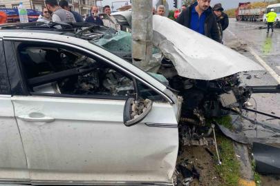 Yoldan çıkıp sinyalizasyon direğine çarpan otomobil parçalandı: 1 yaralı