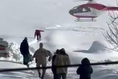 Yolu kapalı mahallede hastalanan bebek, helikopterle hastaneye ulaştırıldı