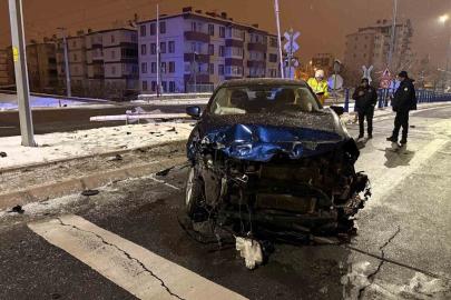 Yük treniyle çarpışan SUV aracın sürücüsü yara almadan kurtuldu