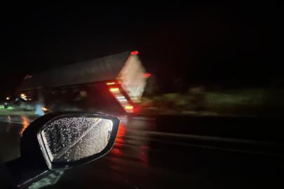 Yüksek gerelim hattı inşaata devrildi