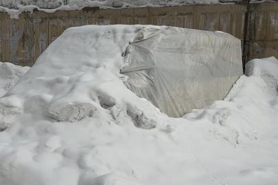 Yüksekova ’Buz Devri’ni yaşıyor: Araçlara brandalı koruma, çatılarda dev sarkıtlar