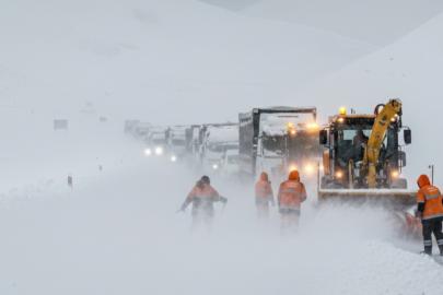 Yüksekova-Şemdinli yolunda kar esareti: Ulaşım tamamen durdu