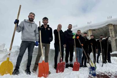 Yüksekova’da 20 kişilik ekibin çatıda kar temizleme mesaisi