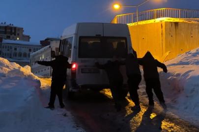 Yüksekova’da buzlu yolda mahsur kalan minibüsü vatandaşlar kurtardı