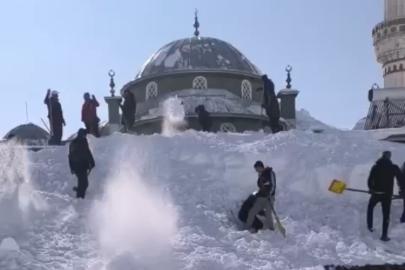 Yüksekova’da kar altında kalan cami ve evler imece usulü temizlendi