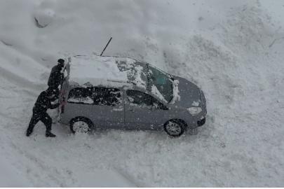 Yüksekova’da kar esareti