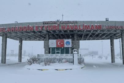 Yüksekova’da kar yağışı ve sis ulaşımı aksatıyor