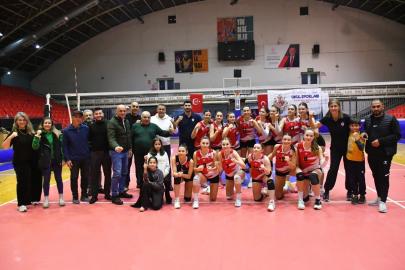 Yunusemre Belediyespor’un sultanları ligde kaldı