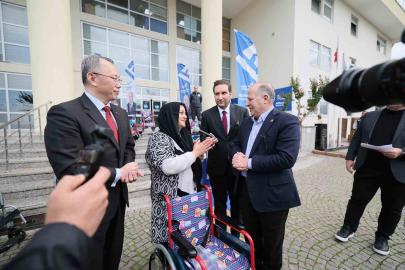 Yüreğir Belediyesi engelli bireylere tekerlekli sandalye dağıttı