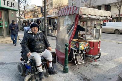 Yüzde 76 engeli olmasına ekmek parasını kazanmak için eksi 17 derecede simit satıyor