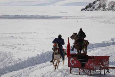 Yüzeyi buz tutan Çıldır Gölü misafirlerini ağırlamaya başladı