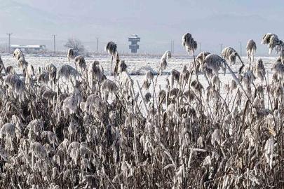 Yüzeyi buz tutan Kaz gölü kış manzarası ile mest etti