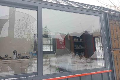 Zabıta bürosuna taşlı saldırı